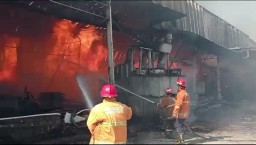 Gegara Bakar Sampah, Gudang Kayu di Gresik Kebakaran, 11 Jam Api Baru Padam