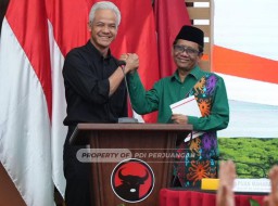 Tok!! PDI-P Umumkan Mahfud MD Sebagai Cawapres Ganjar, Jokowi dan Gibran Tak Hadir