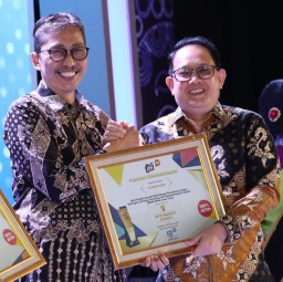 Dukung Pemulihan Dampak Pandemi, Bank Jatim Terima Penghargaan Jatim Bangkit Awards