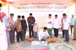 Bupati Fandi Akhmad Yani Meletakkan Batu Pertama Pembangunan Masjid KH Muchtar Djamil di Perum Green Garden