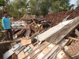 Hujan disertai Angin Kencang, 3 Unit Rumah di Bojonegoro Rata Dengan Tanah