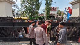 Ratusan Warga Gruduk Kejari Bojonegoro Gegar Kecewa Kepada JPU Karena Sidang Ditunda