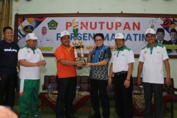 Raih Juara Umum Porseni MA Se-Jatim, Pj Adriyanto Berikan Thropy Kepada Kemenag Bojonegoro