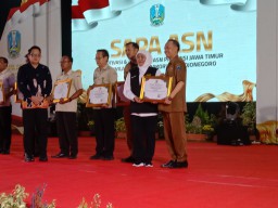 Gubernur Jatim Khofifah Berikan Penghargaan Kepada ASN di Wilayah Bakorwil Bojonegoro