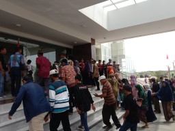 Warga Sumuragung Bojonegoro Geruduk Kantor DPRD, Adukan Dana CSR ke Desa