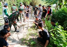 Keren, Anggota TNI di Bojonegoro Ini Gotong Royong Bangun Jembatan Bareng Warga
