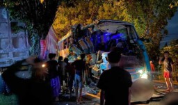 3 Orang Tewas 20 Lainya Luka Akibat Truk Hantam Bus di Bungah, Gresik
