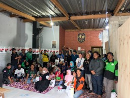 Relawan Jatim BeraGAM Gresik, Beri Apresiasi Ojek Online Berupa Bingkisan Makanan Untuk Keluarga di Rumah 