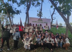 Lestarikan Lingkungan, Relawan Jatim Beragam Gresik Tanam Pohon di Desa Surowiti Panceng