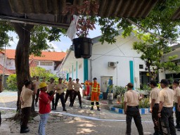 PLN UP3 Surabaya Utara Gelar Simulasi Tanggap Darurat Pemadam Kebakaran Peringati Bulan K3 Nasional