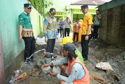 Pj Bupati Dan BPBD Bojonegoro Tinjau Pengeboran Sumur Air Bersih Desa Tinumpuk Purwosari 