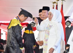 Beri Semangat 3.942 Wisudawan Tahfidz Lamongan, Gubernur Khofifah Dorong Diversifikasi Profesi dari Kalangan Hafidz dan Hafidzhoh