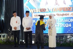 Dukung Pengembangan Tahfidz Al-Qur'an, Bank Jatim Berikan Tabungan Santri Kepada 39 Siswa di Lamongan