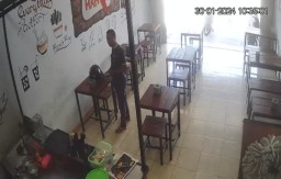 Akting Jadi Pembeli, Pria di Jombang Terekam CCTV Embat Handphone Kedai Mie