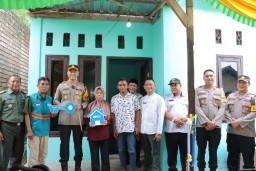 Kapolres Lamongan dan Laznas Nurul Hayat Berikan Rumah Layak Huni untuk Mujianti