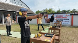 Kapolres Bojonegoro Ajak Awak Media Latihan Tembak Bersama