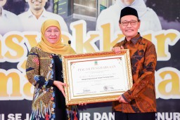 Menerima Penghargaan Kepala Daerah Terbaik dari MUI Jatim, Gubernur Khofifah: Apresiasi ini Adalah Amanah dan Penambah Kehati-hatian