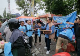 Jelang Masa Tenang, Repnas Pantura Gresik Bagi Susu dan Makan Siang ke Warga