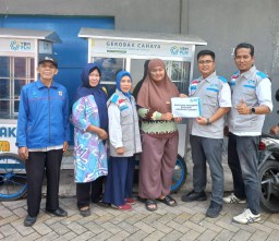 Tebar Manfaat, PLN UP3 Surabaya Utara Bagikan Gerobak Cahaya Kepada Warga Pelaku Usaha Kecil