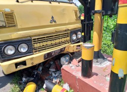 Diduga Hilang Kendali Kemudi Karena Sakit, Sopir Truk di Jombang Alami Kecelakaan Meninggal Dunia