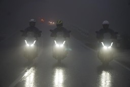 Berkendara Di Musim Hujan, Jangan Salah Pilih Helm agar #Cari aman saat Berkendara