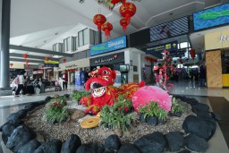 KAI Daop 8 Surabaya Hias Stasiun dengan Ornamen Khas Imlek