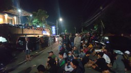 Massa Pendukung Caleg PAN Duduki Lokasi Rekapitulasi KPU Jember