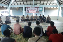 Polres Gresik Dengar Keluhan Warga Mentoko Kroman Dalam Jumat Curhat