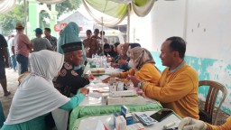 Dinas Kesehatan, Swasta Serta PWI Gresik Gelar Bakti Sosial di Pesisir, Bagikan Makanan Tambahan dan Bibit Tanaman