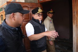 Dampingi Kepala BNPB dan Pj Gubernur Jatim Tinjau Korban Bencana Gempa, Bupati Gresik Pastikan Penanganan Darurat Gempa Berjalan Baik