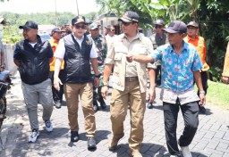 Tinjau Dampak Gempa di Pulau Bawean, Pj. Gubernur Adhy Pastikan Bantuan Logistik hingga Trauma Healing Terpenuhi
