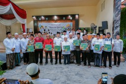 Full Senyum, Ratusan Petugas Pramubakti dan Satpam SMPN Se-Gresik Ngabuburit Bareng Gus Yani.