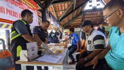 Agar Penumpang Aman saat Mudik, Puluhan Sopir di Terminal Bojonegoro Dites Urine