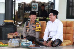 Momentum Lebaran, Kapolres Bojonegoro Kunjungi Ponpes di KH Anwar Zahid