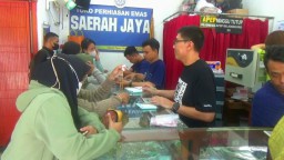 Warga Bojonegoro Gruduk Toko Emas Jelang Lebaran 2024