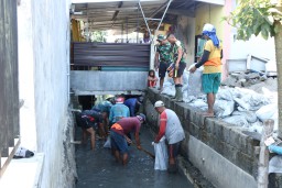 Guyub Rukun, Satgas TMMD 120 Kodim 0816/Sidoarjo Melaksanakan Pembersihan Sungai dan Jalan Raya