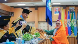 Angkat Metode Pembelajaran Alquran bagi Tuna Rungu, Wakil Bupati Aminatun Habibah Raih Gelar Doktor dari Unesa.