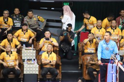 Kapolda Jatim Turut Menyaksikan Kemenangan Popsivo Polwan atas Jakarta PLN Elektrik di Gresik