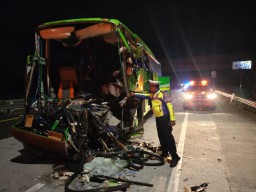 Bus Pariwisata Rombongan Siswa SMP Malang Kecelakaan di Tol Jombang, Guru dan Kernet Meninggal Dunia