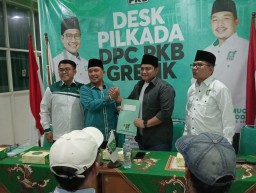 Kembalikan Formulir Pendaftaran Calon Bupati ke PKB, Syahrul Munir Diantar Seluruh Anggota Fraksi PKB DPRD Gresik, Tukang Becak dan Komunitas Vespa