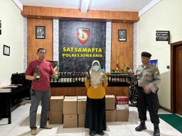 Jual Miras Ilegal, Perempuan Paruh Baya Pemilik Warung Kelontong di Jombang Diamankan Polisi