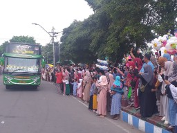 1.174 Jemaah Haji Asal Jombang Diberangkatkan Menuju ke Tanah Suci