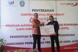Bangun Sinergi dengan Pemkab Ponorogo, Bank Jatim Lakukan Penataan Alun-Alun dan Serahkan KKPD