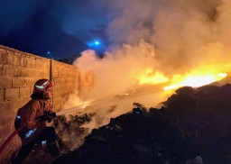 Panas Menyengat Picu Kebakaran Gudang Barang Bekas di Wringinanom Gresik