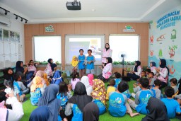 Peringati Hari Anak Internasional, Srikandi PLN Jatim Bagikan Buku dan Alat Tulis kepada Siswa Sekolah Dasar di Jawa Timur