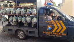 Cara Unik Patroli, Polisi di Jombang Bagikan Sayur Gratis ke Warga Sulap Mobil Dinas