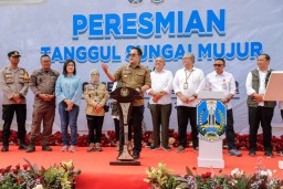 Tepati Janji pada Warga Lumajang, Pj. Gubernur Jatim Resmikan Tanggul Sungai Mujur dan Jembatan Kloposawit