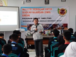 Tim PT Smelting Paparkan Dunia Industri ke Pelajar SMKN 1 Sidayu Gresik