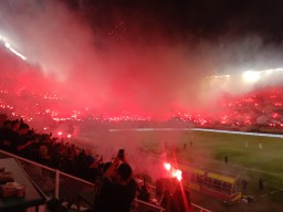 Full Asap, Pertandingan Persebaya Surabaya Melawan Persibo Bojonegoro Sempat Dihentikan