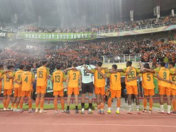 Pemain dan Suporter Persibo Bojonegoro Nyanyikan Anthem di GBT Surabaya